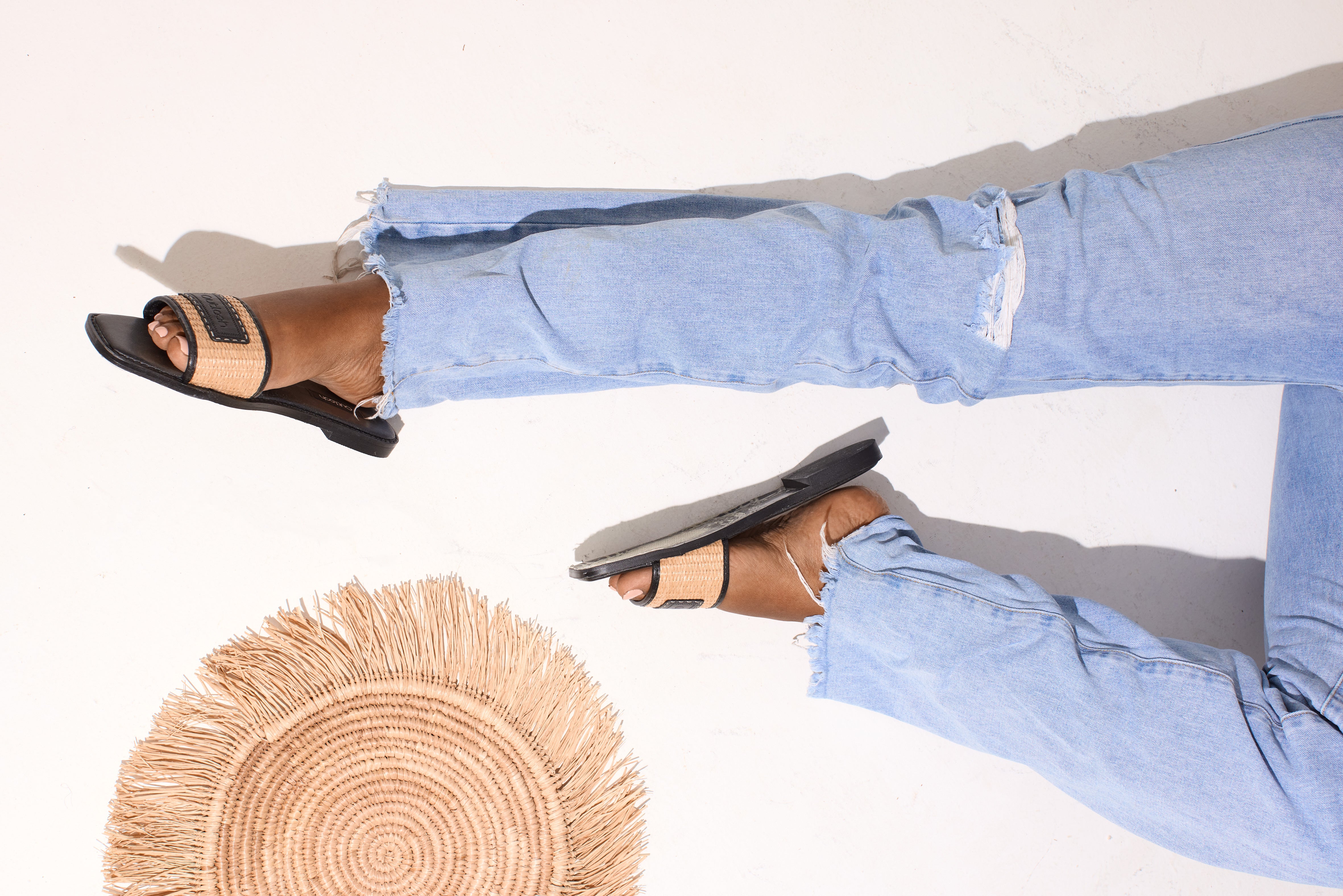 RAFIA SLIDES IN BLACK