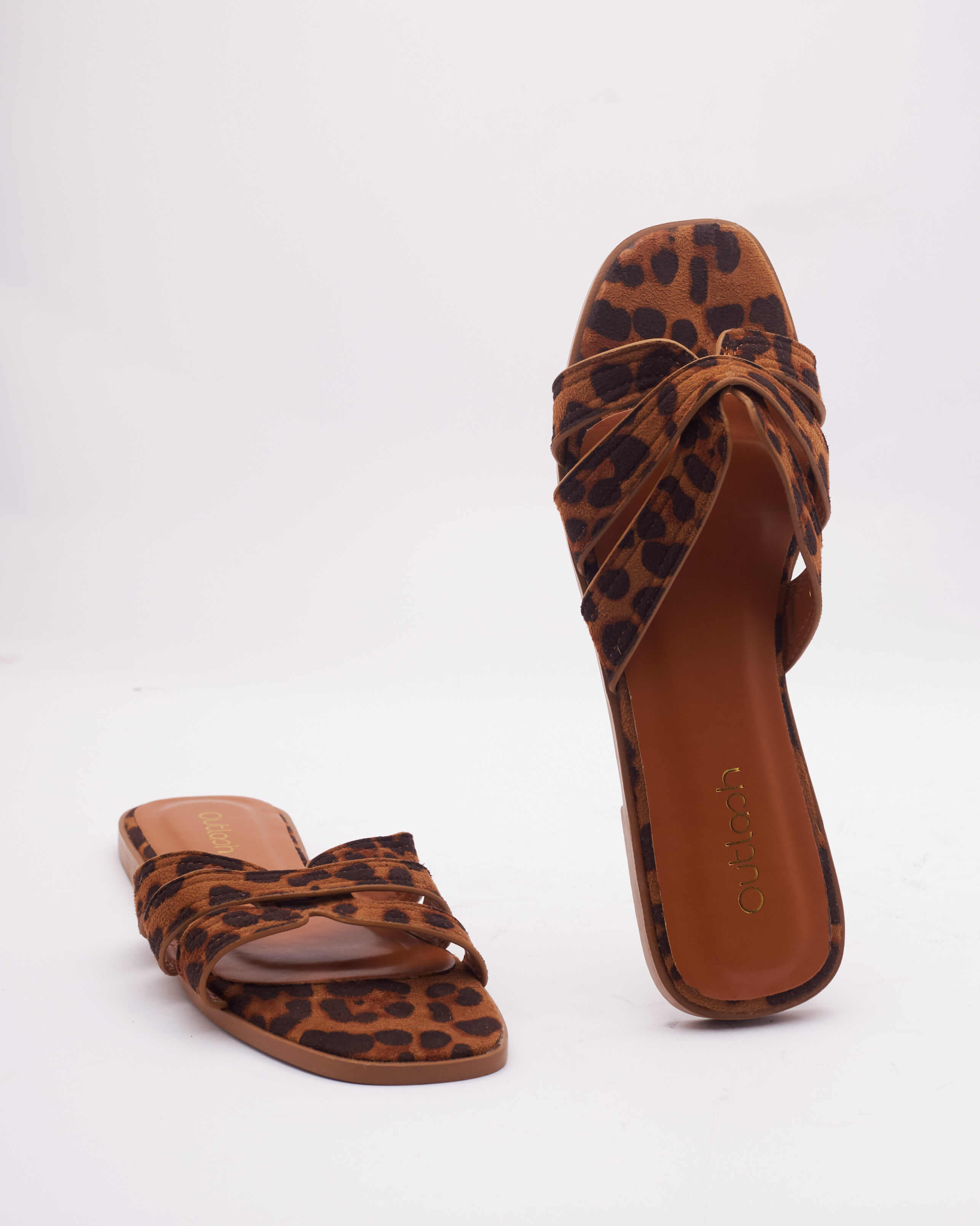 Chic Leather Slides in Leopard Print