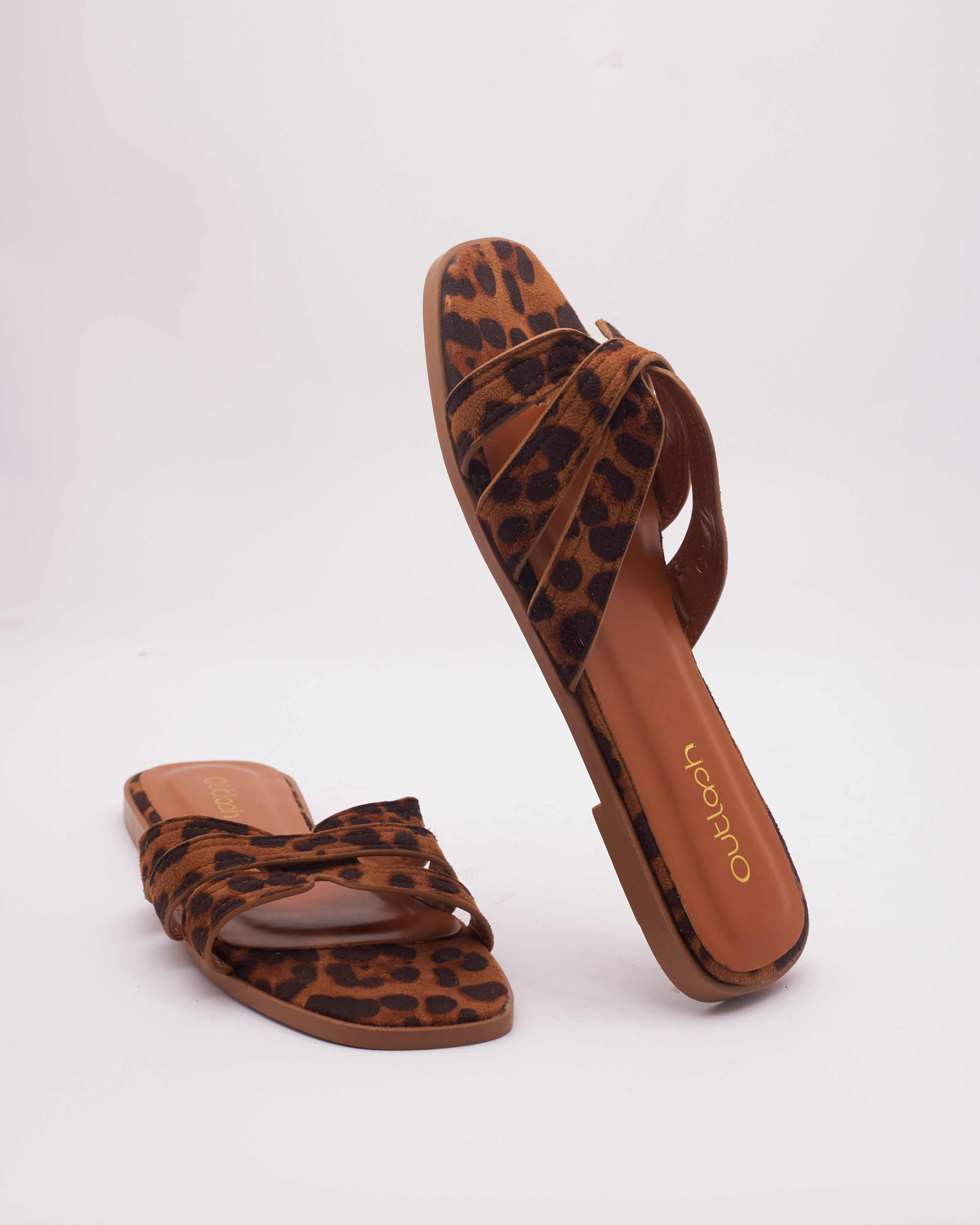 Chic Leather Slides in Leopard Print