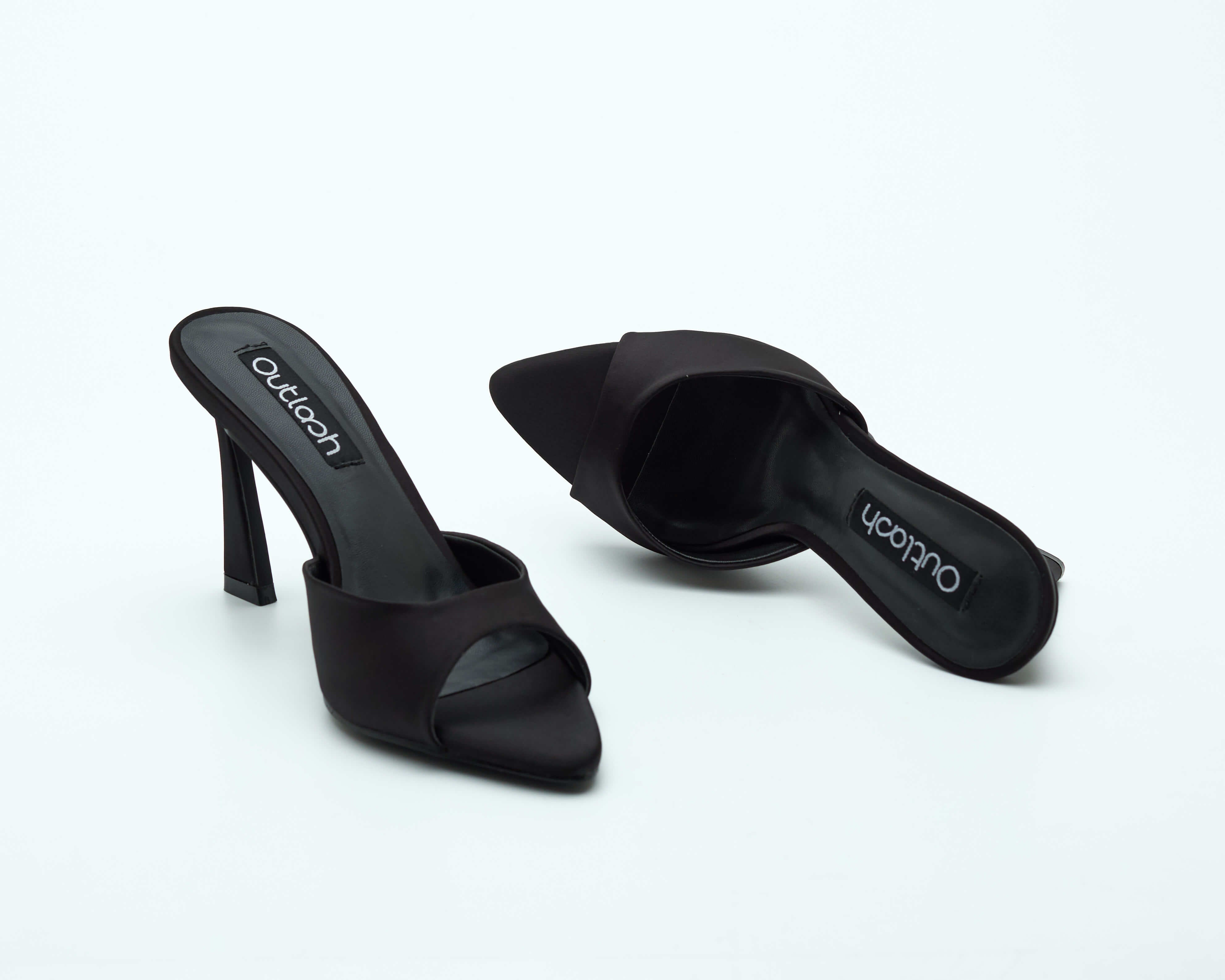 PEARL HEELS IN BLACK