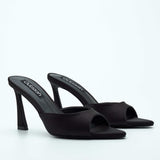 PEARL HEELS IN BLACK